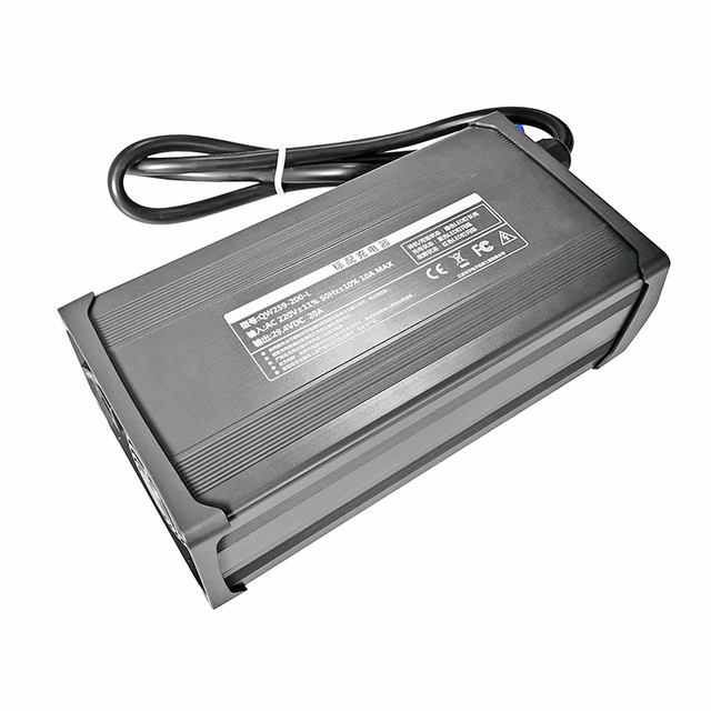 900W CANBus Charger 68.4V 69.35V 10a 13a Lifepo4 Charger For 19S 57V 60V 60.8V RVS Campers Food Trailer Battery Pack