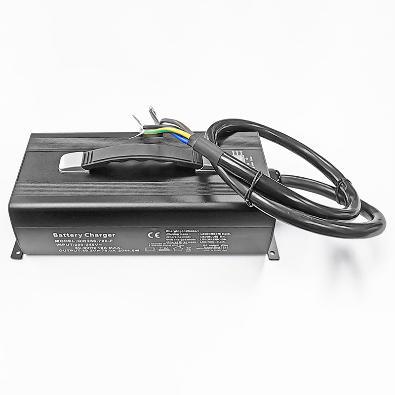 AC 220V 2200W Smart Charger 61.2V 62.05V 30a 35a LiFePO4 Charger For 17S 51V 54.4V Electric Tricycles Electric Cars Battery Pack